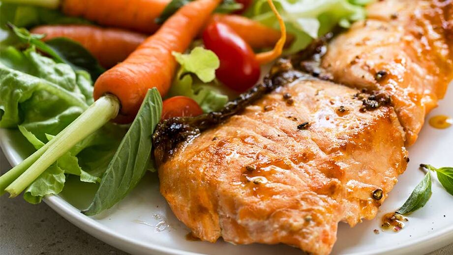 Si vous souhaitez perdre du poids, vous devez inclure du poisson et des légumes frais dans votre alimentation. 