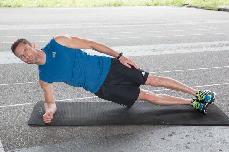 Un homme effectue des exercices pour perdre du poids sur le ventre et sur les côtés