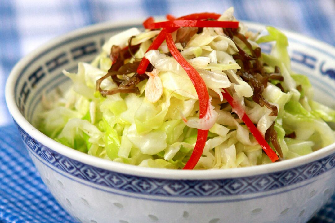 La salade de chou est l'une des options de plat du menu diététique « Préféré »